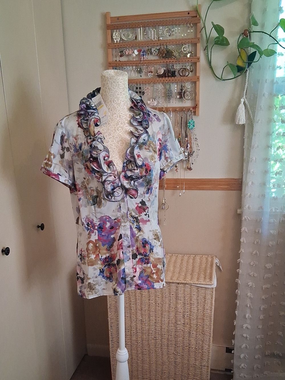 NWT Spense Floral Ruffle-Trim Short Sleeve Blouse - White Multi. Size M